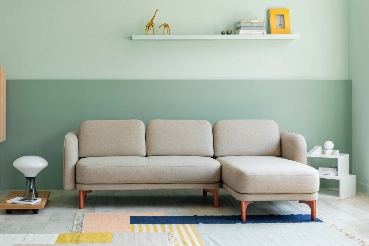 Mit Chaiselongue in modernem Wohnraum