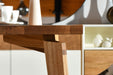 Detailansicht der Verbindung zwischen Tischplatte und Bein des LOTTE Esstischs von WHITEOAK, die handwerkliche Qualität hervorhebt