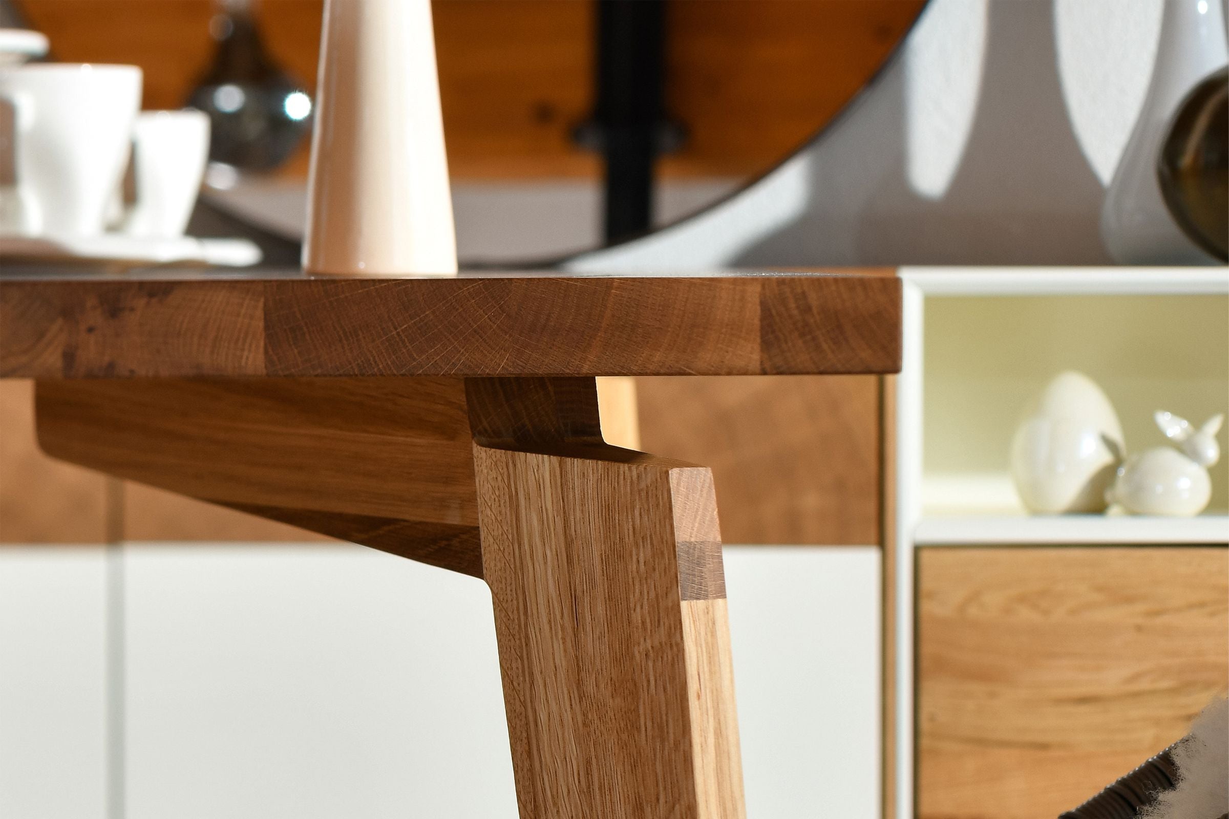 Detailansicht der Verbindung zwischen Tischplatte und Bein des LOTTE Esstischs von WHITEOAK, die handwerkliche Qualität hervorhebt