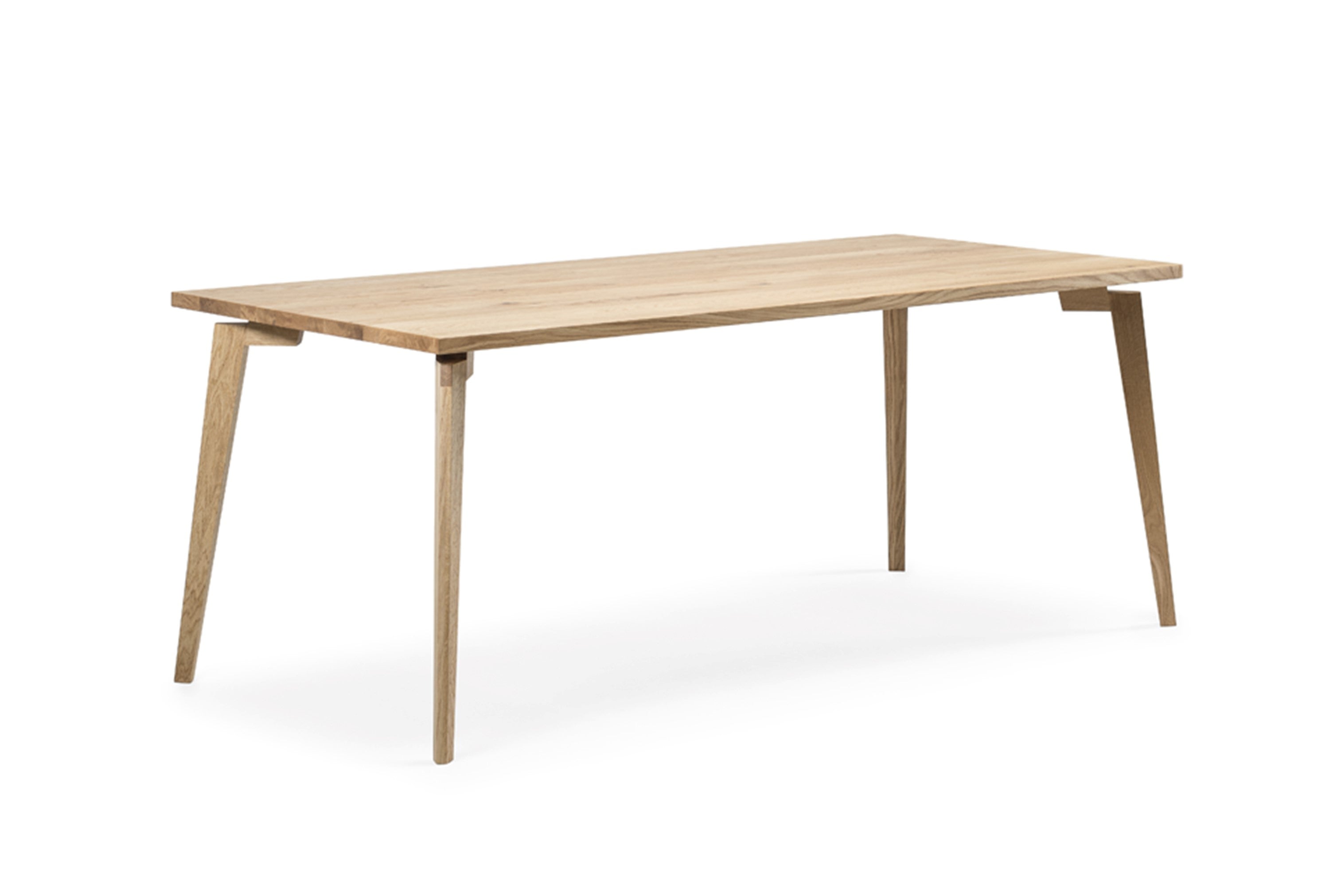 Detailansicht des Esstisches, betont durch natürliche Lichtverhältnisse