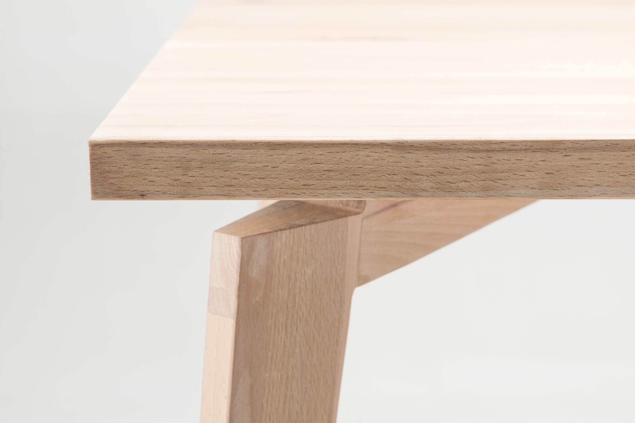 Ästhetischer LOTTE Esstisch aus Eiche, mit Fokus auf die Verbindung zwischen Tischplatte und Beinen