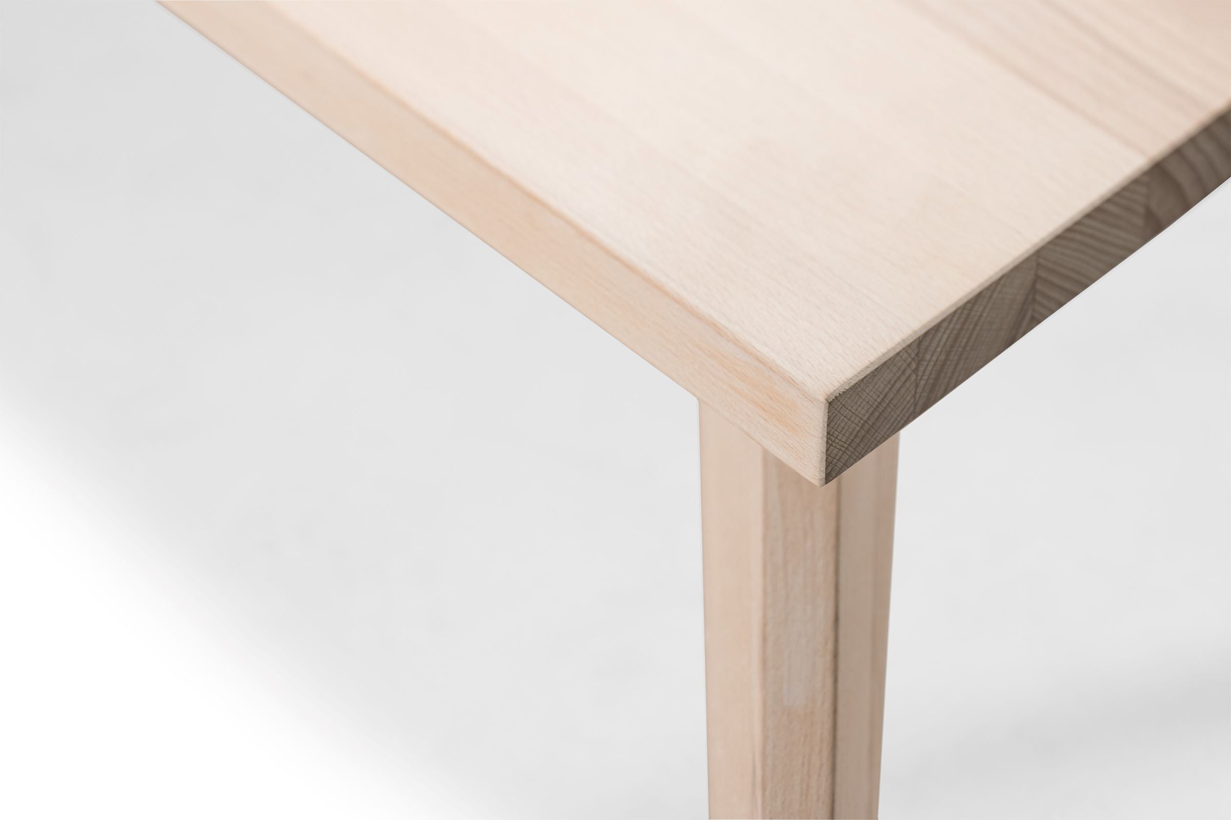 Nahaufnahme der Tischplatte des LOTTE Esstisches, hervorhebung der Holzmaserung und Verarbeitungsqualität