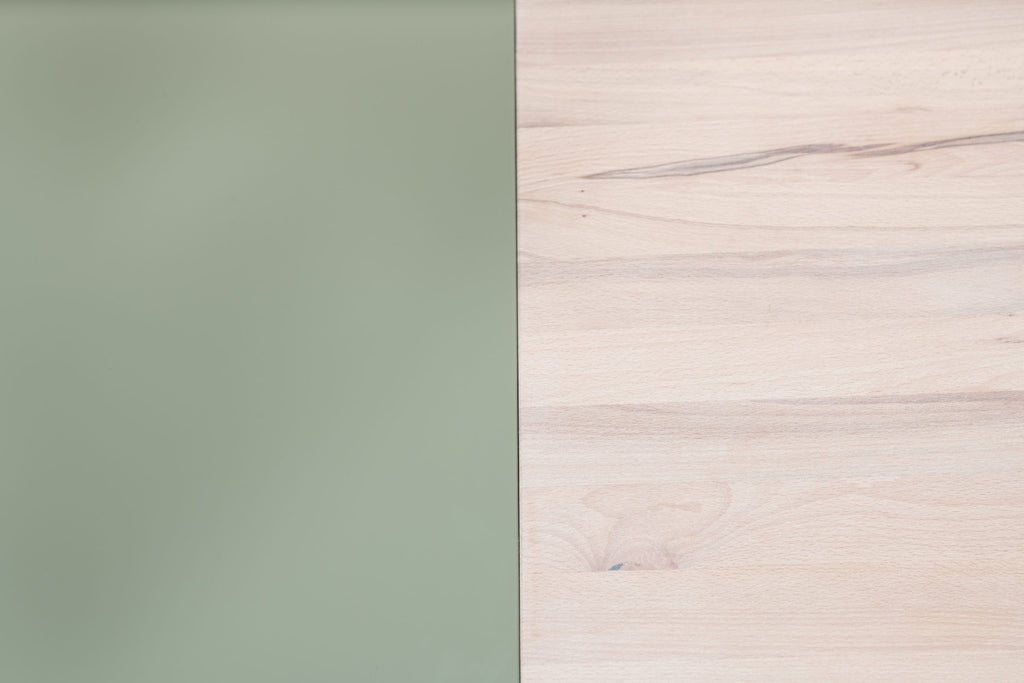 Detailansicht des grünen MDF und des massiven Buchenholzes des Couchtischs.