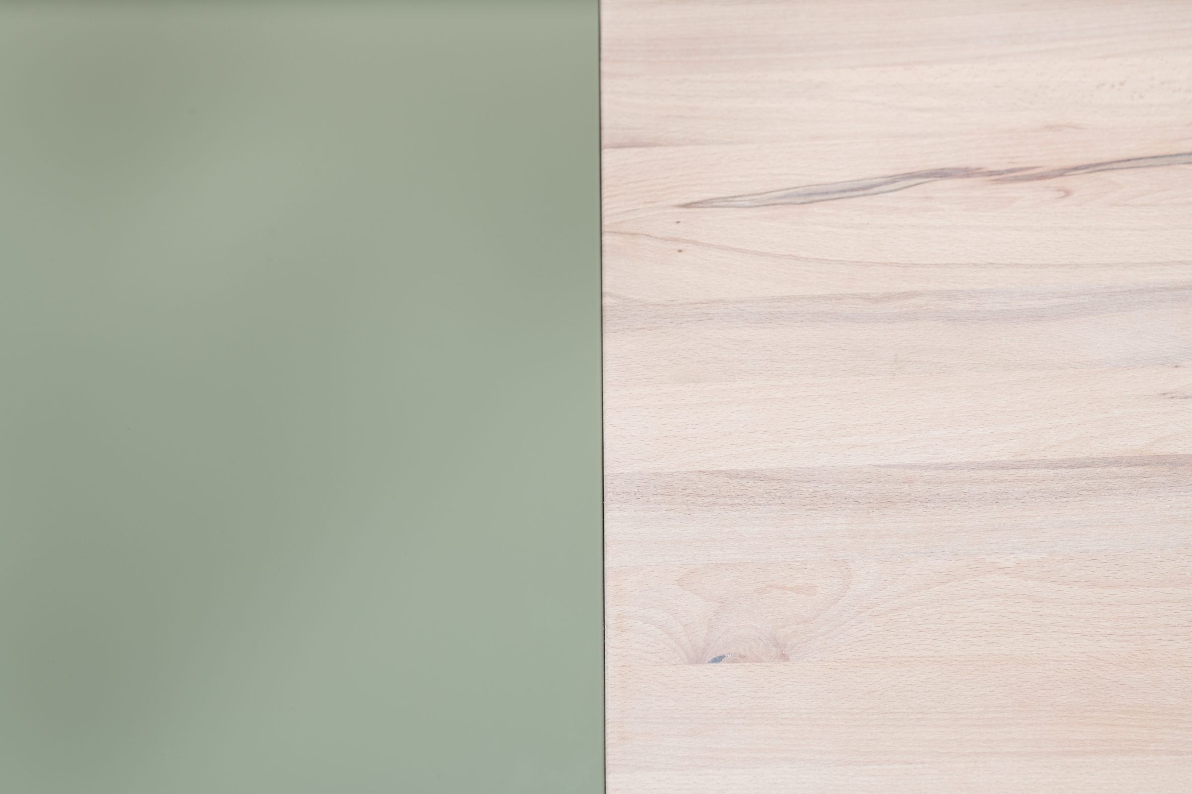 Detailansicht des grünen MDF und des massiven Buchenholzes des Couchtischs.