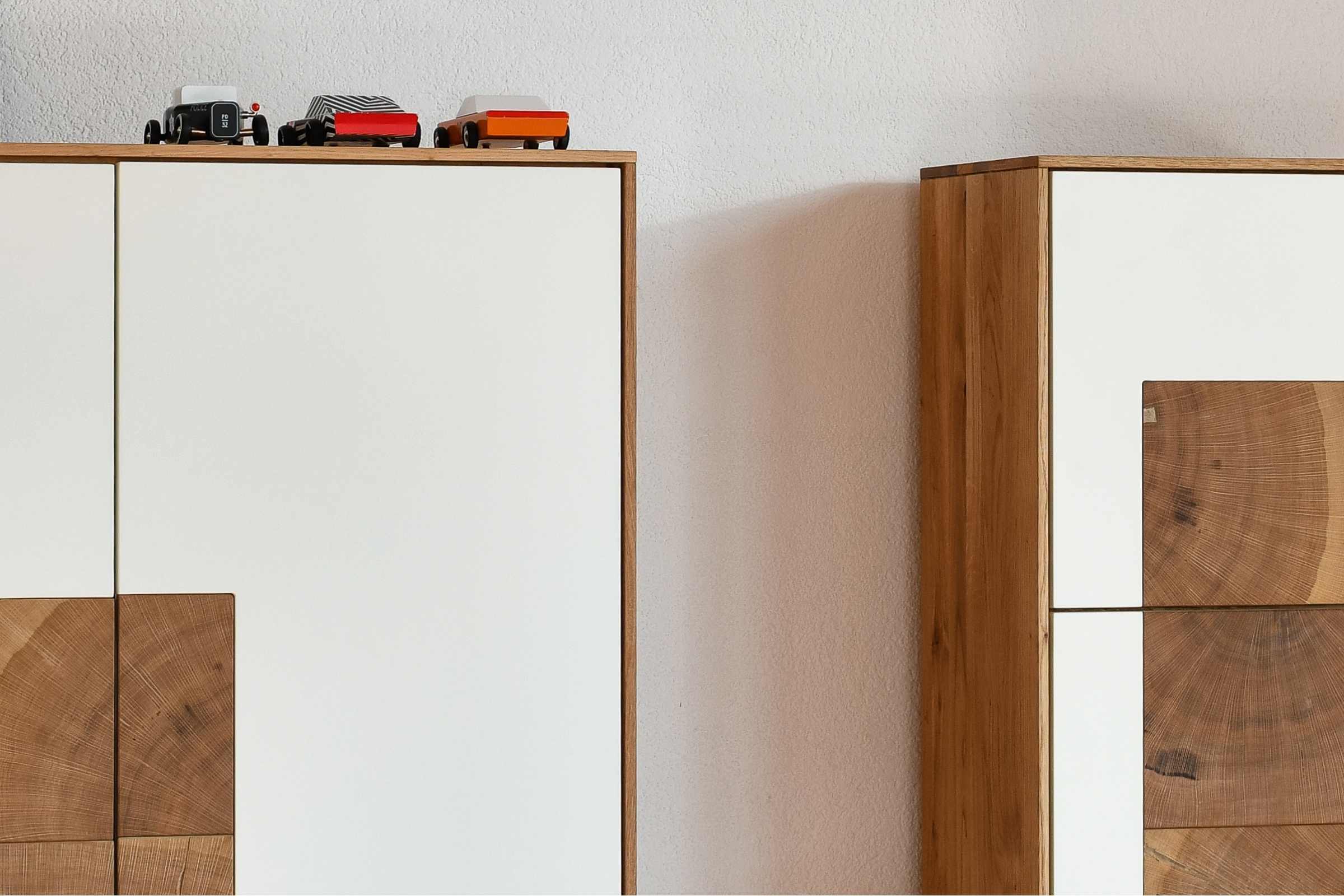 Detailaufnahme des LOTTE Massivholz Highboards