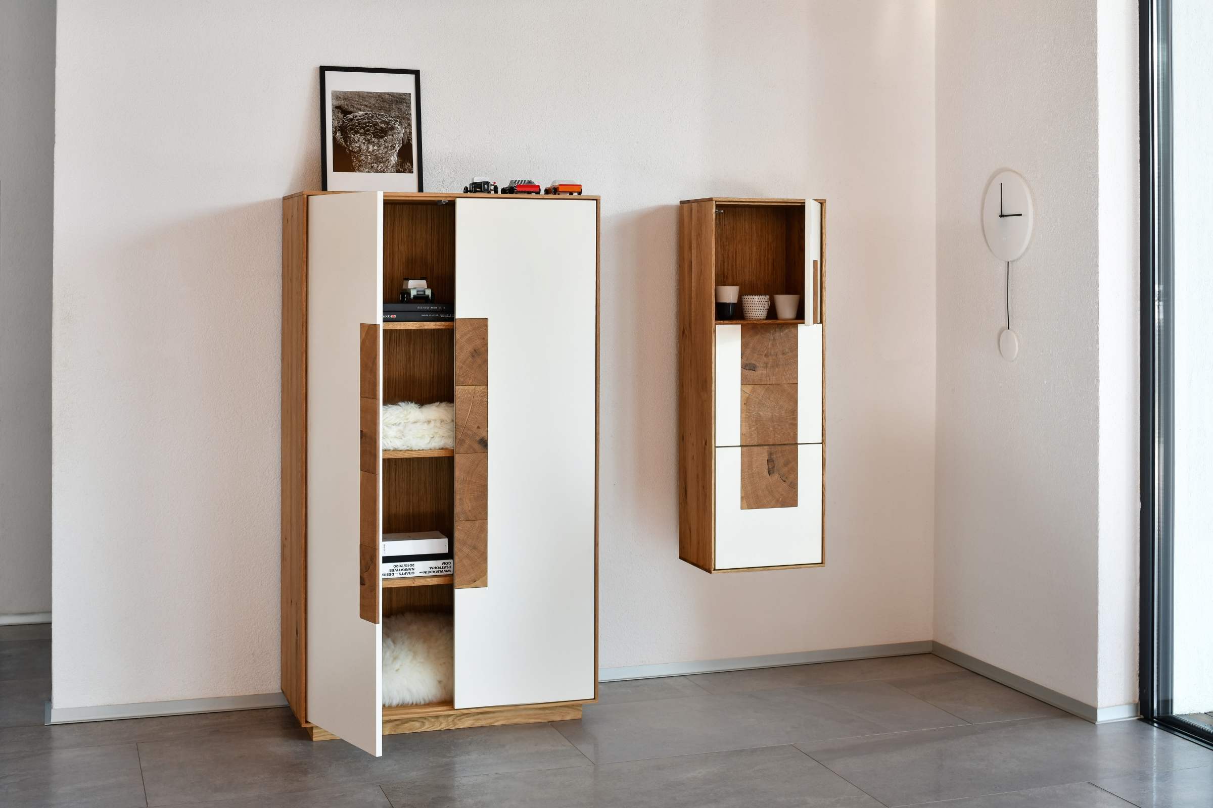 LOTTE Massivholz Highboard – Kombination aus Holz und Farbakzenten in einem Raum