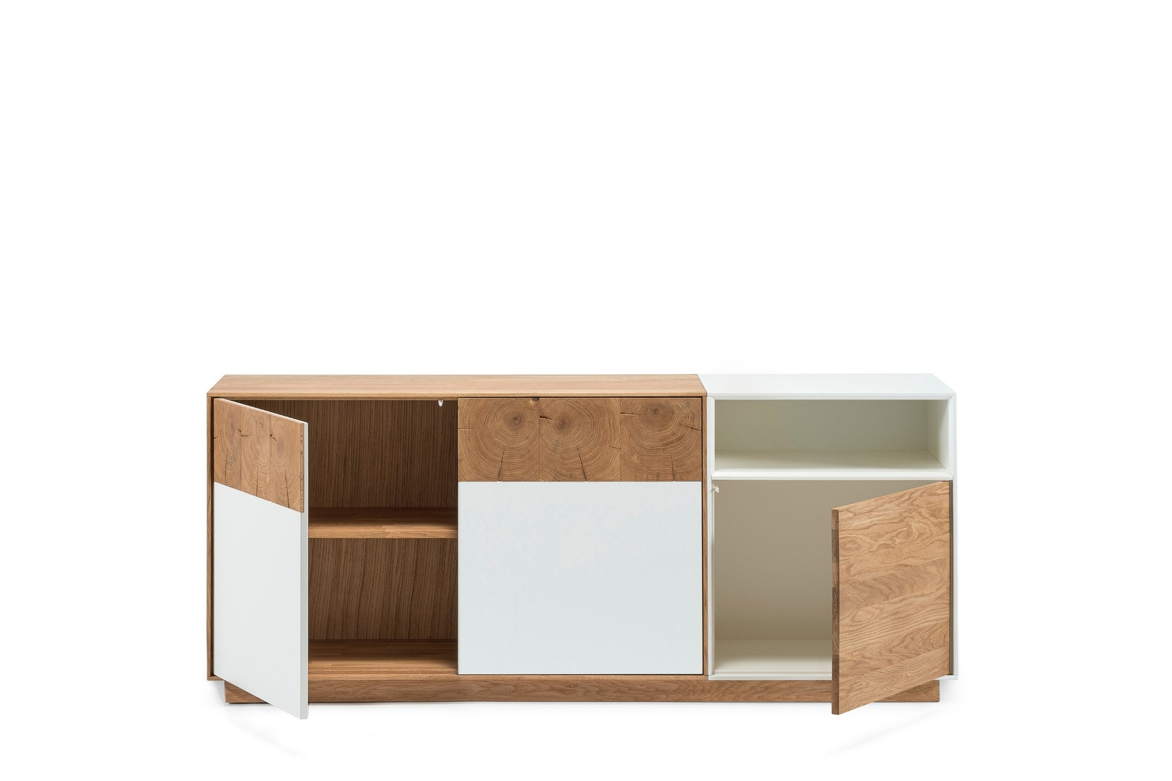 Geöffnete Türen des Sideboards zeigen Stauraum