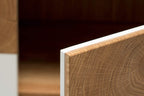 Detailansicht der massiven Eichenholz-Front des Sideboards