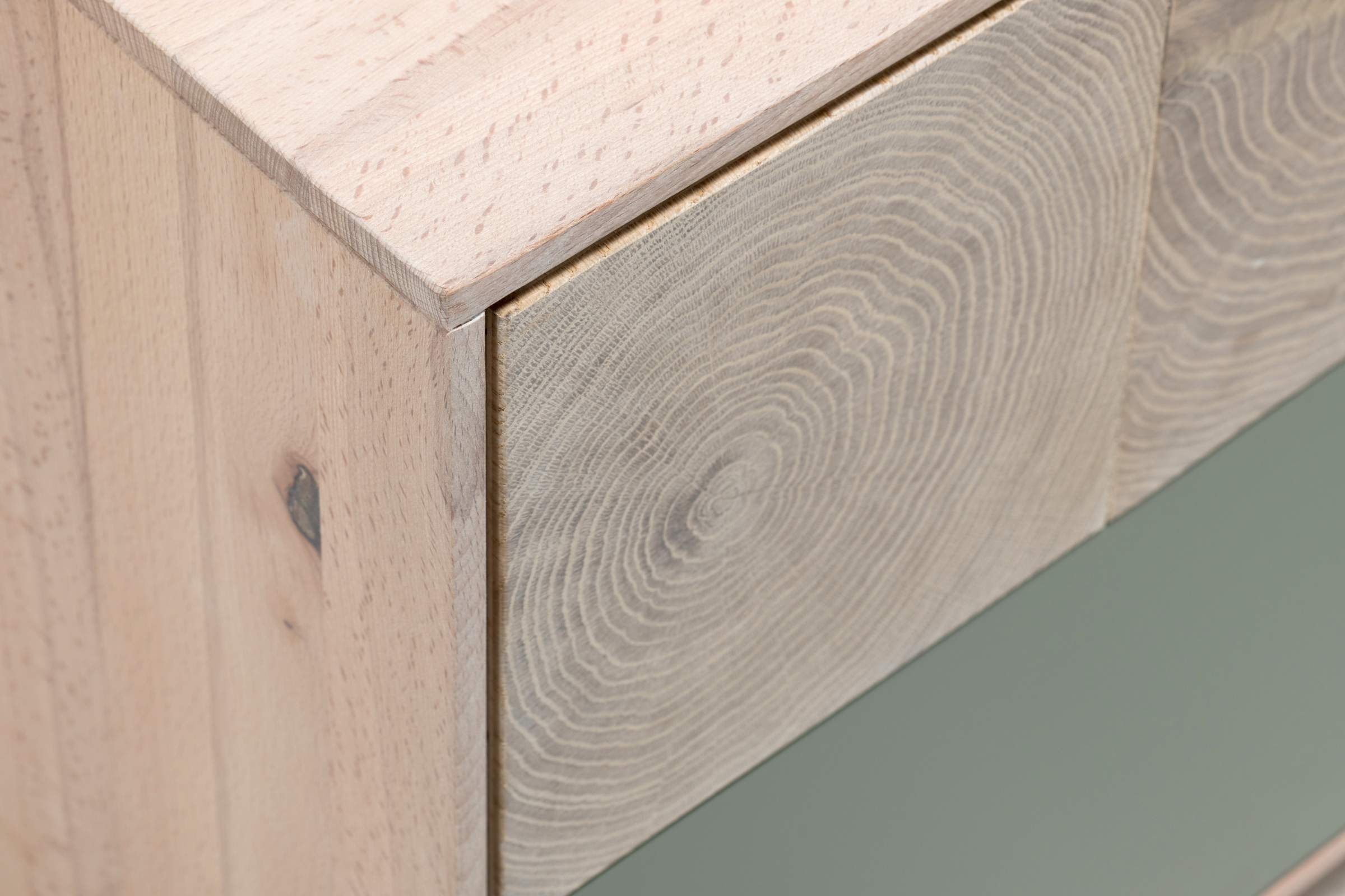 Detailaufnahme der Holzstruktur am Sideboard