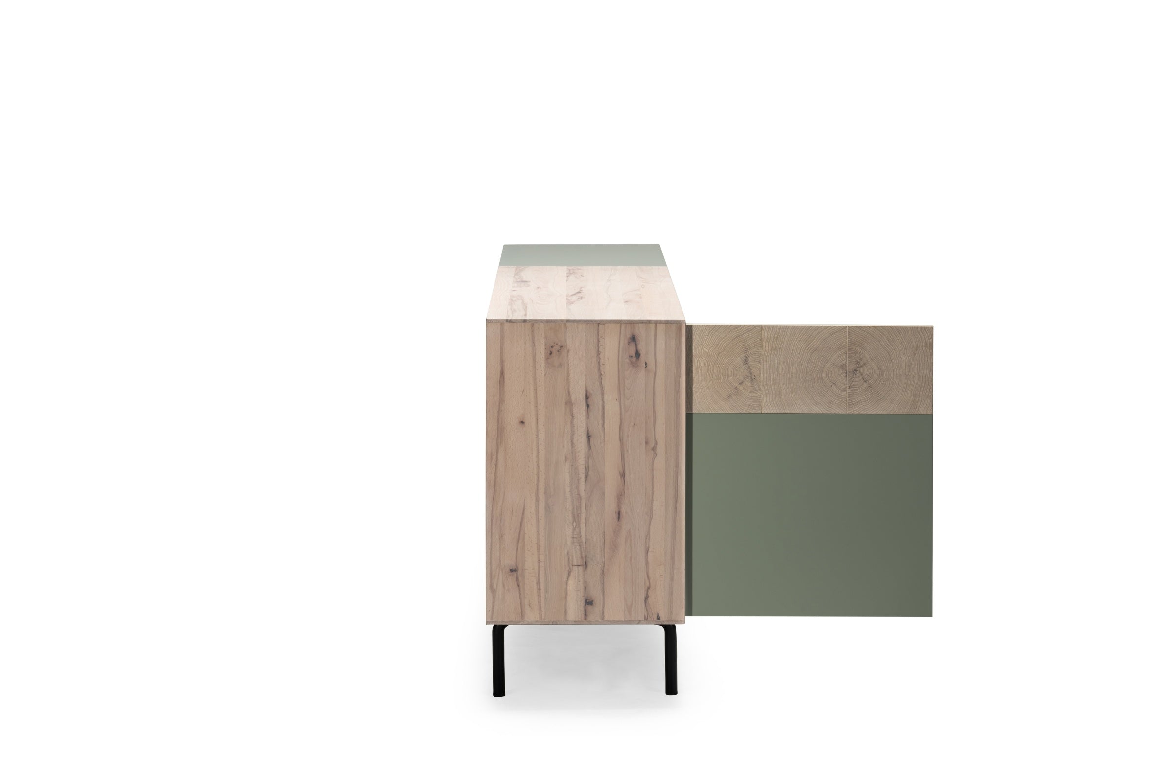 Sideboard mit grünen MDF-Fronten und Whiteoak-Holz, von vorne fotografiert