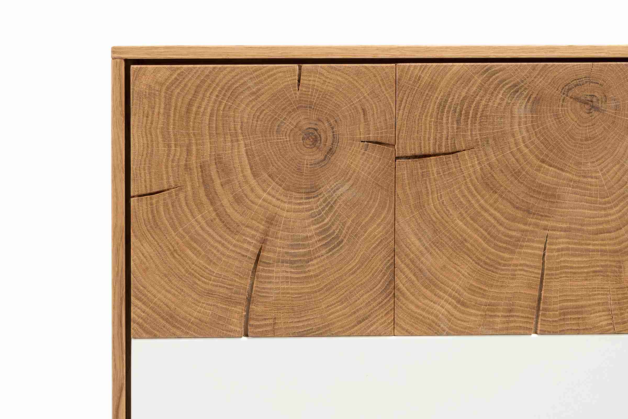 Detailaufnahme der Holzstruktur und des weißen MDF am Sideboard