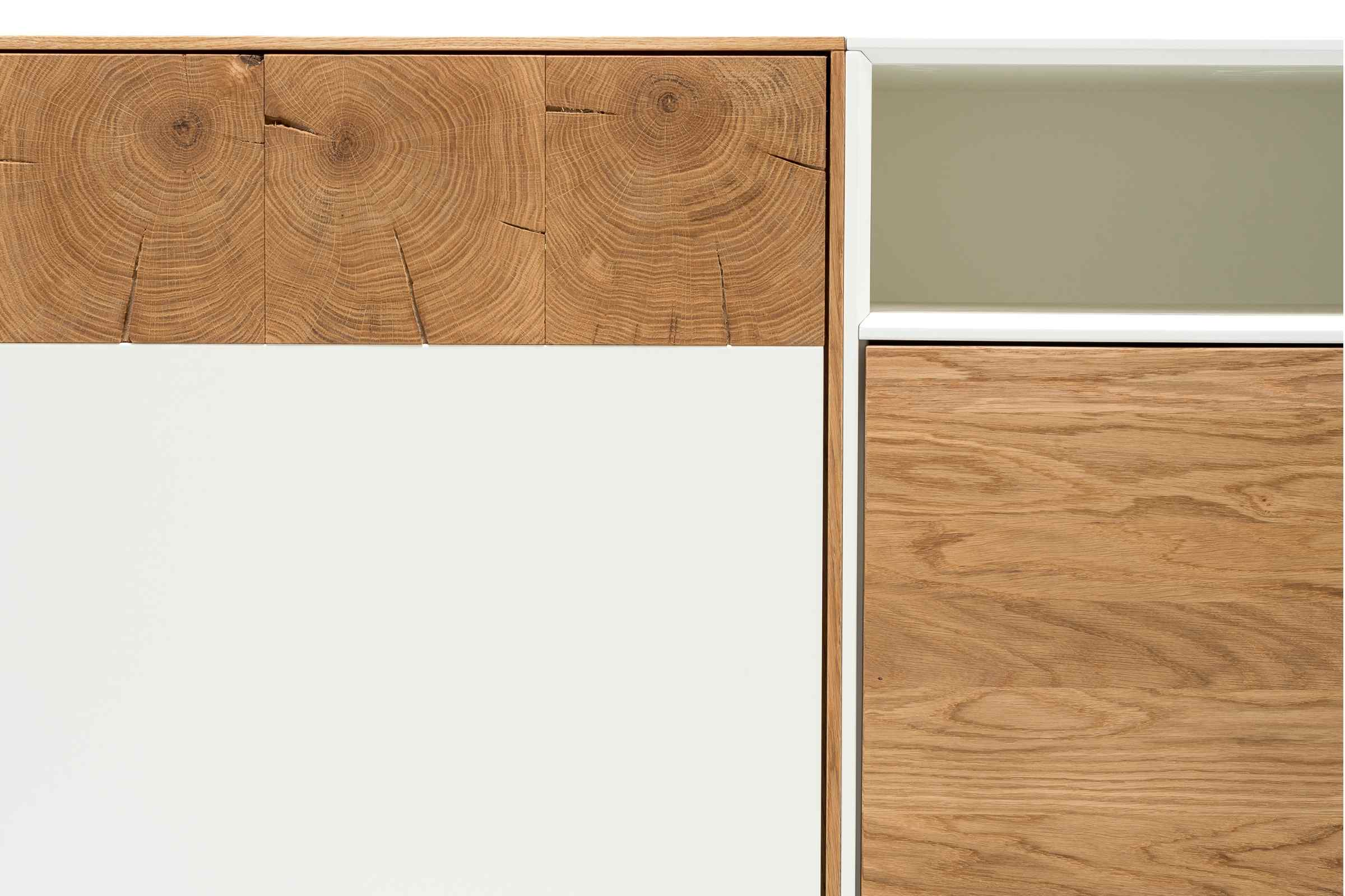 Nahaufnahme des Sideboards von Whiteoak mit einem leeren Fach