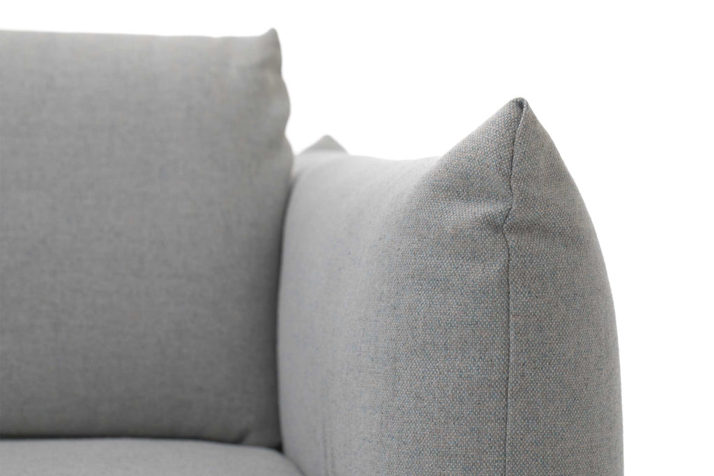 LUNA Designer Schlafsofa Detailansicht der gepolsterten Armlehne und Stoffstruktur