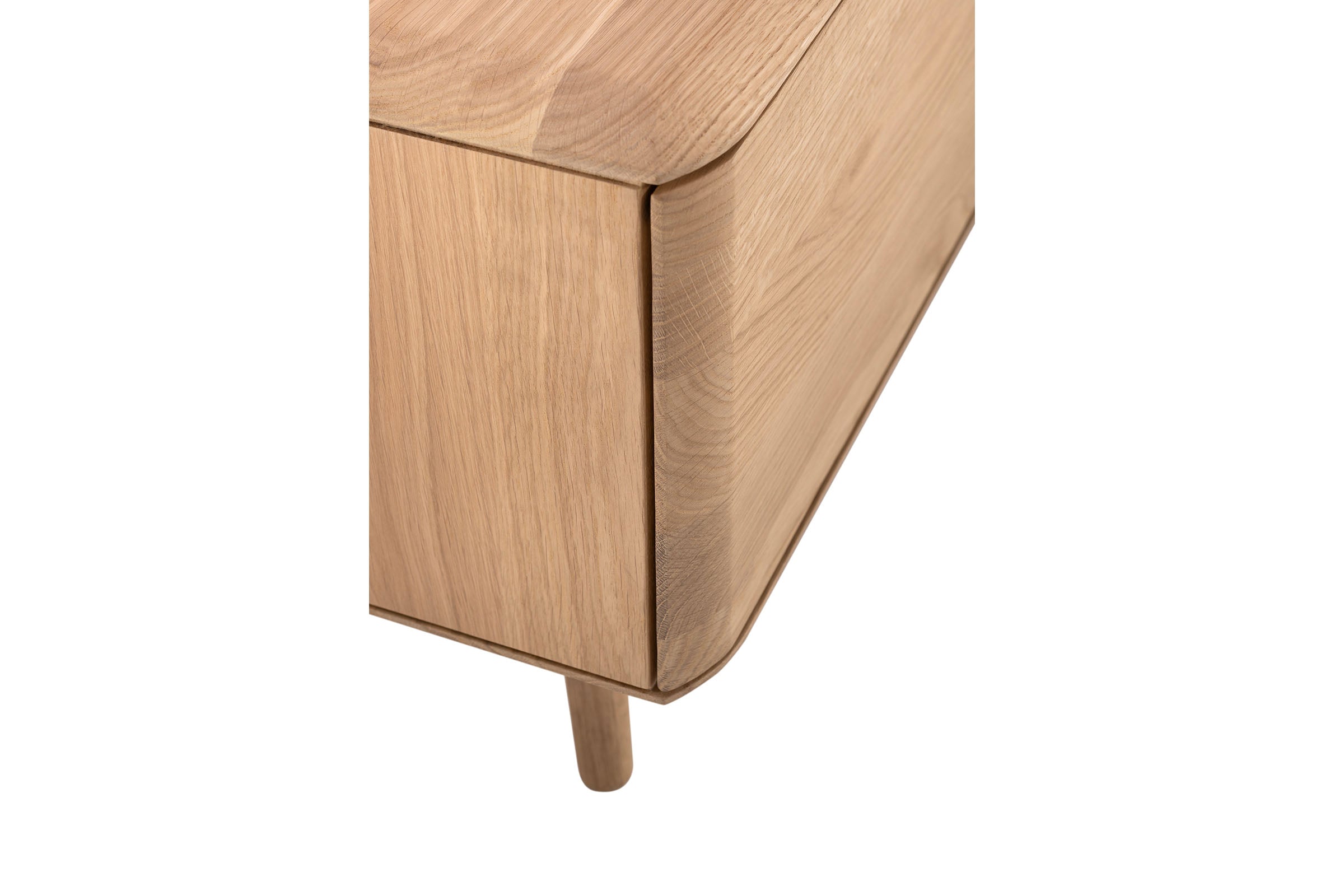 MALIN Lowboard aus Massivholz mit Holzbeinen und Nische - SOLIDMADE | Design Furniture