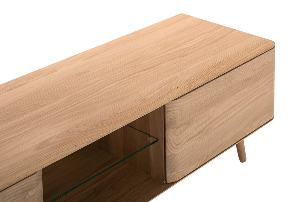 MALIN Lowboard aus Massivholz mit Holzbeinen und Nische - SOLIDMADE | Design Furniture