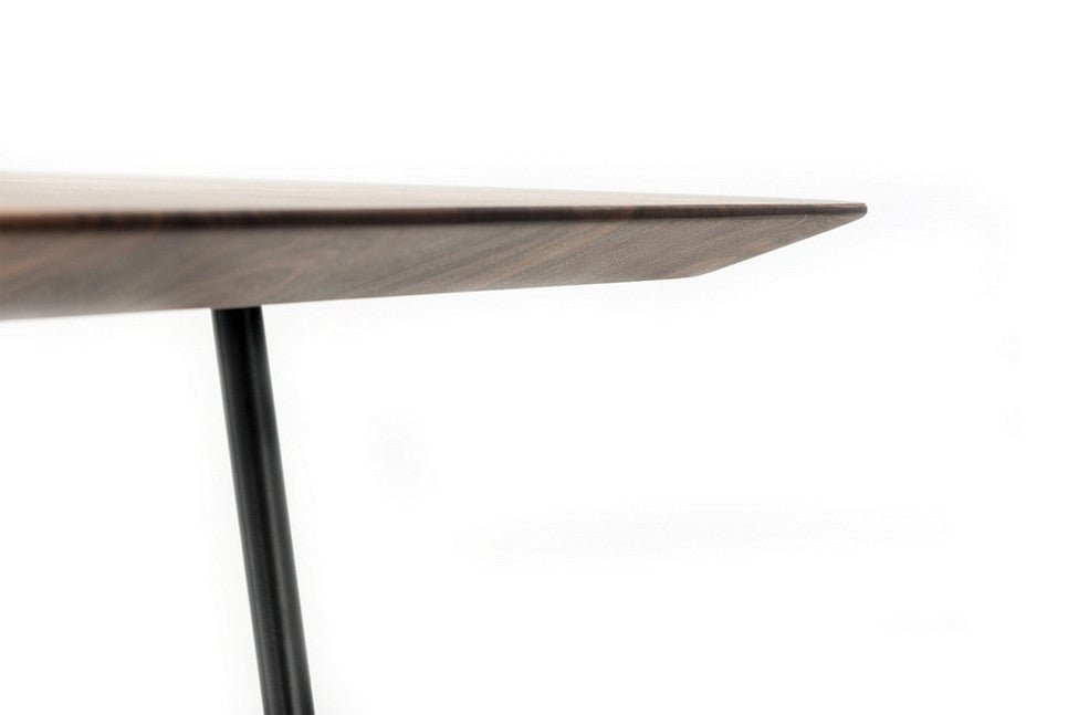 MALINO Massivholz Esstisch mit Metallbeinen - Nahaufnahme der Tischkante