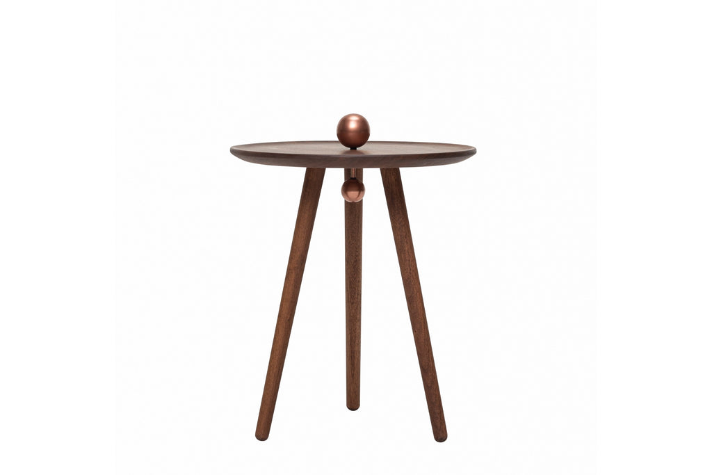 MALIN Beistelltisch mit Kupferkugel – Seitenansicht