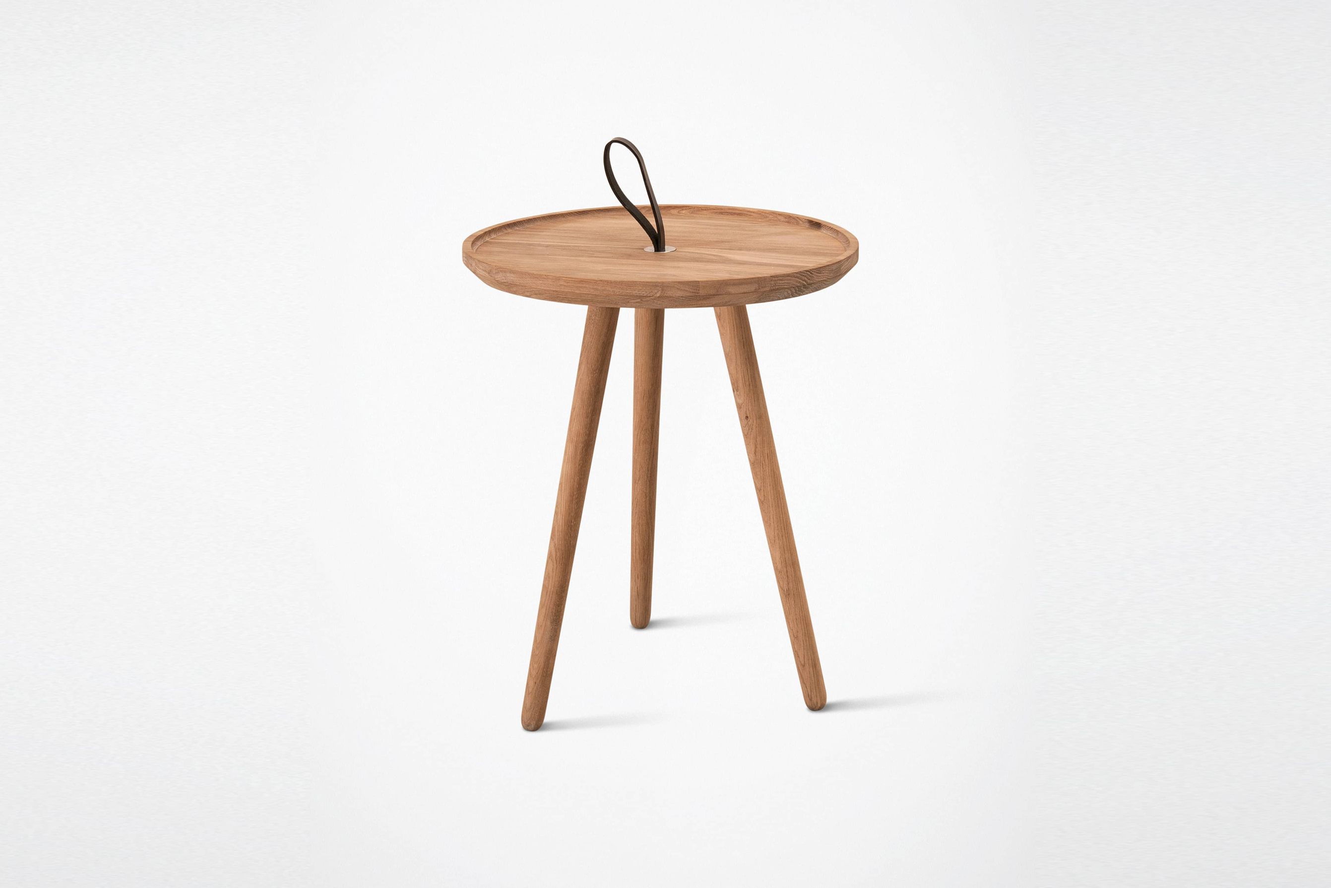 MALIN Beistelltisch mit Lederschlaufe von Whiteoak – Frontansicht