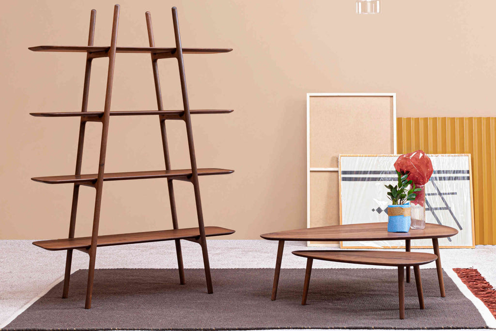 MALIN Designer Couchtische in einem modernen Raum mit Bücherregal