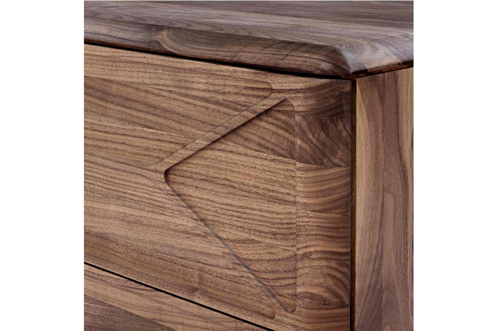Detailaufnahme der Massivholzfront des MALIN Designer Sideboards