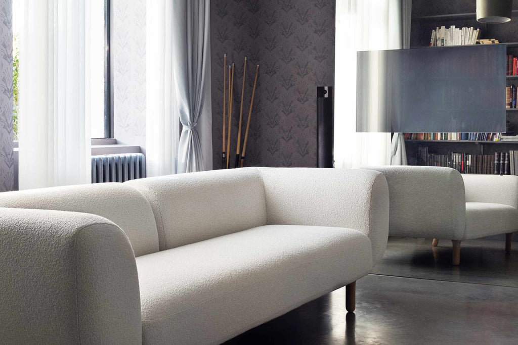 Modular Sofa in Grau mit Chaiselongue im modernen Wohnraum