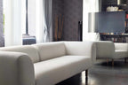 Modular Sofa in Grau mit Chaiselongue im modernen Wohnraum