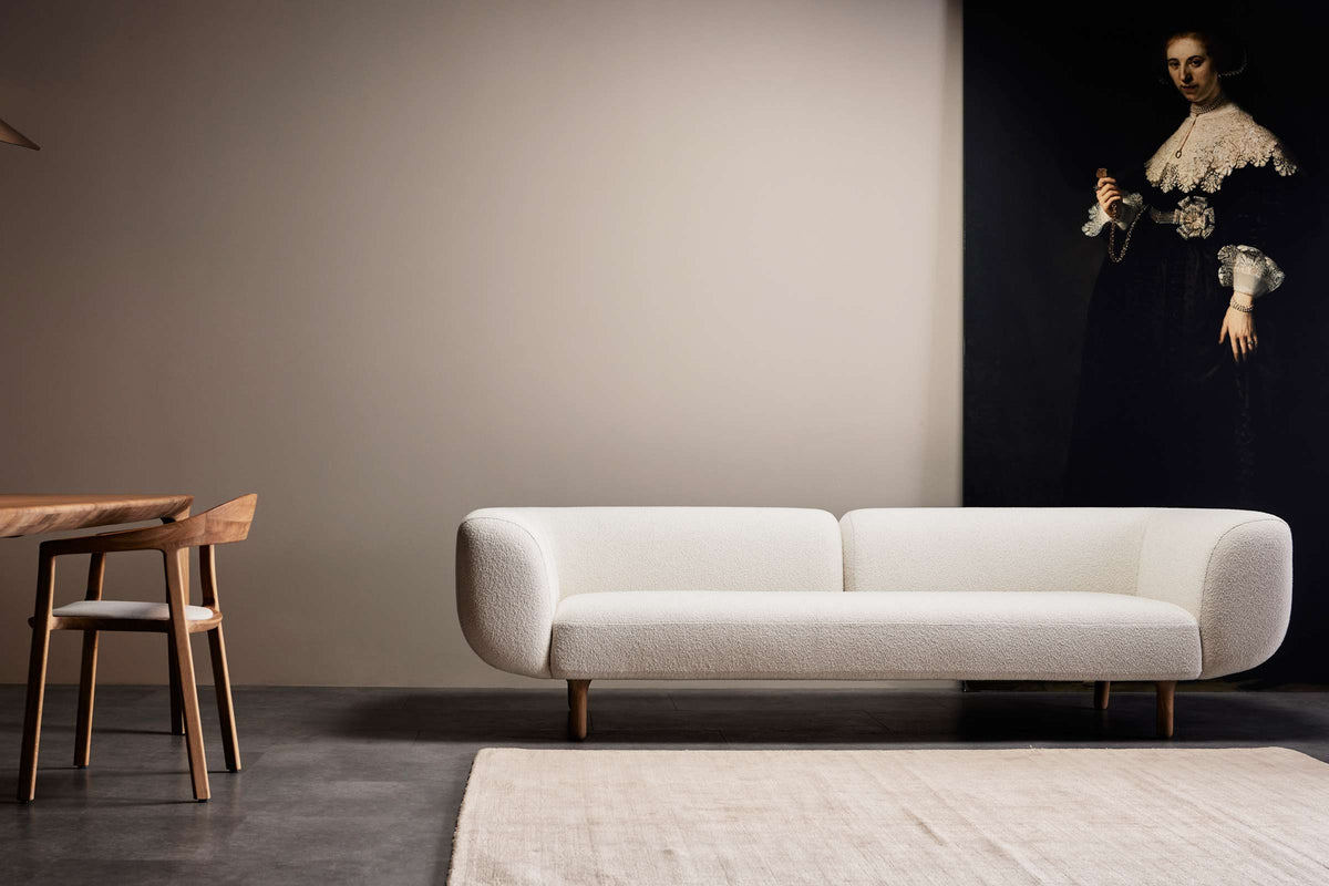 MANDARIN Designer Sofa von Volumen in hellem Stoff im eleganten Wohnraum