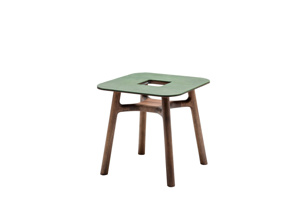 Marshall Designer Couchtisch mit grüner Leder-Tischplatte und organisch geformten Holzbeinen - Seitenansicht