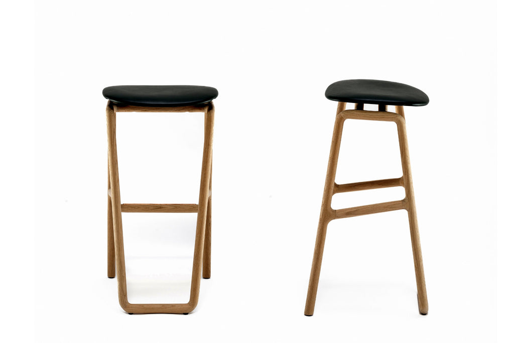 Seiten- und Rückansicht des Designerhockers 