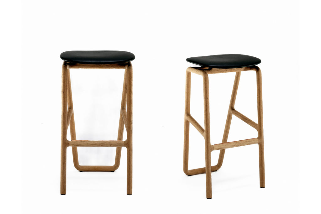 Zwei Designerhocker nebeneinander in Schräg- und Vorderansicht
