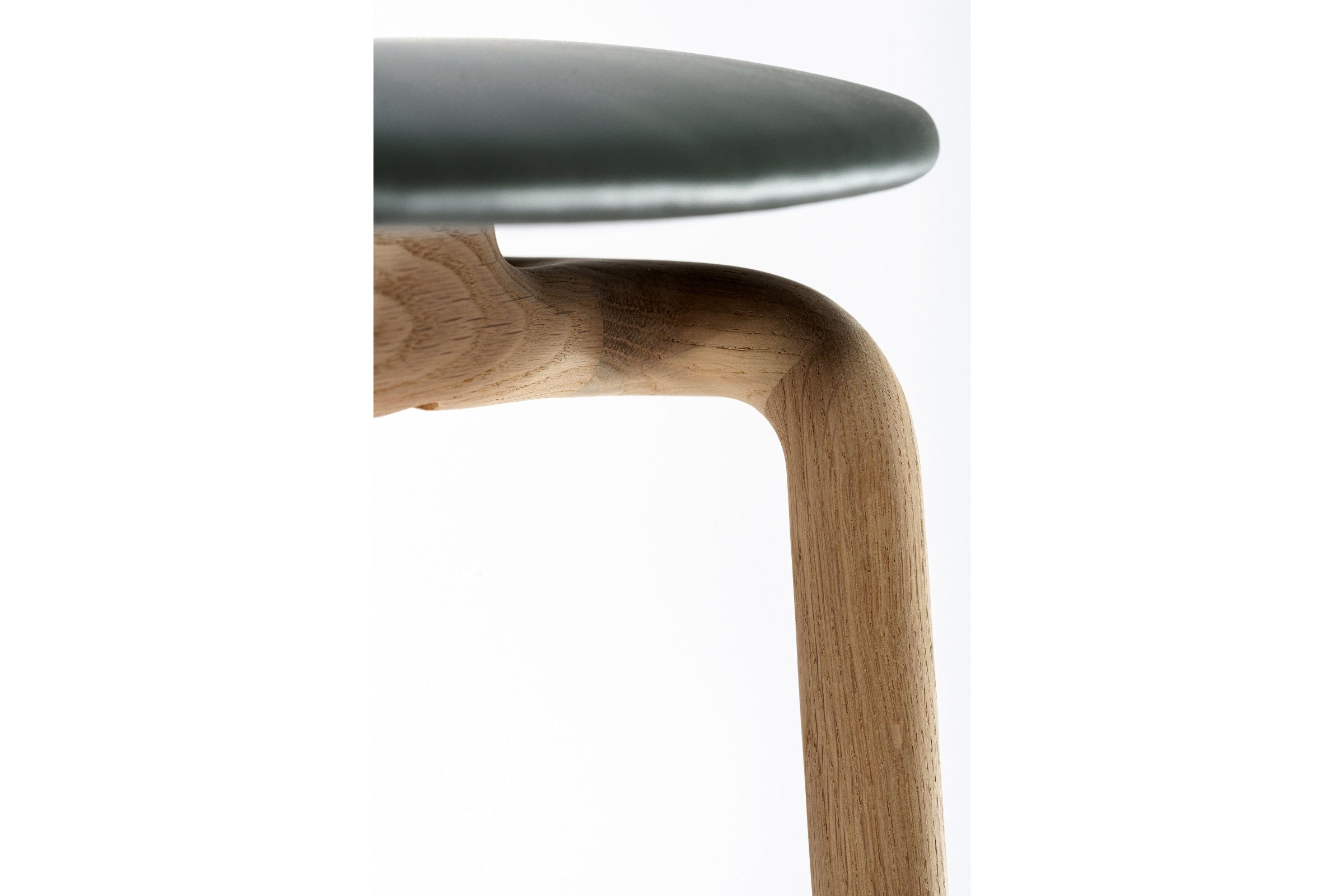 Nahaufnahme des Massivholzgestells
