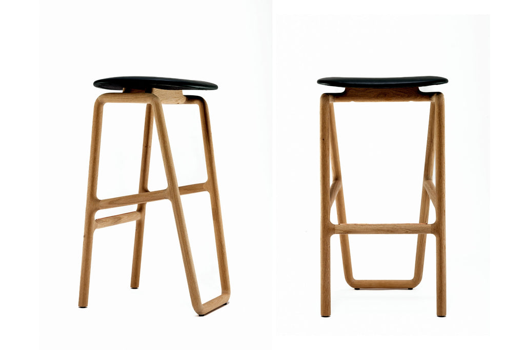 Seiten- und Vorderansicht des Designerhockers aus einer anderen Perspektive
