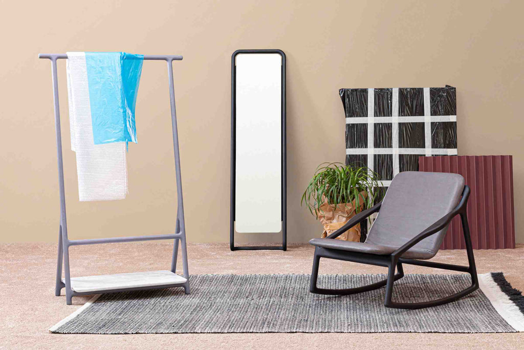 Garderobenständer aus Massivholz mit Marmorablage in modernem Interieur