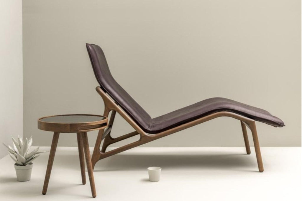 MARSHALL Designer Lounge-Sessel aus Nussbaumholz und Leder in modernem Ambiente mit MALIN Beistelltisch