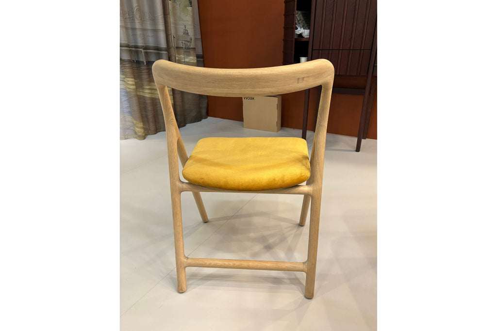 Stuhl aus weiß geölter Eiche mit Stoffbezug - Rückansicht