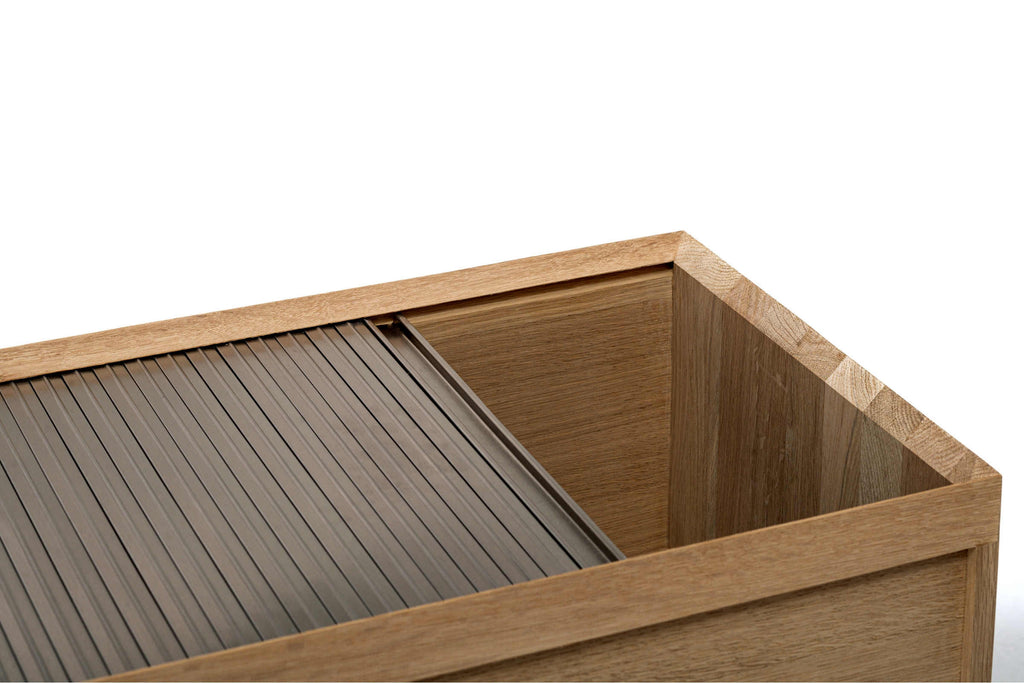 Rollladenabdeckung des Sideboards aus Holz im Detail