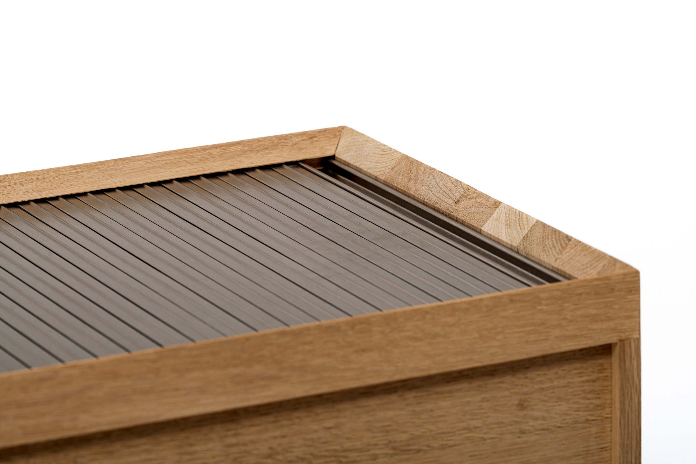 Rollladenabdeckung des Sideboards aus Holz im Detail