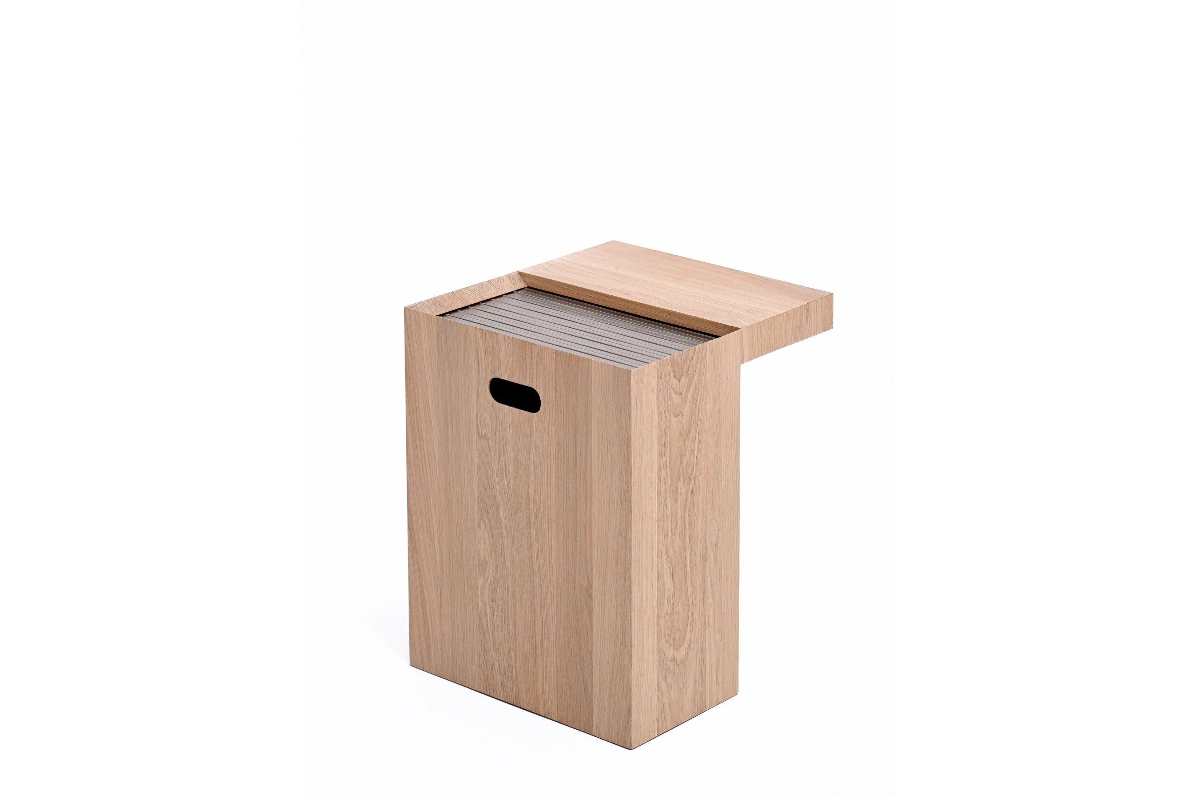 MIOA Design Beistelltisch aus Massivholz – perspektivische Ansicht