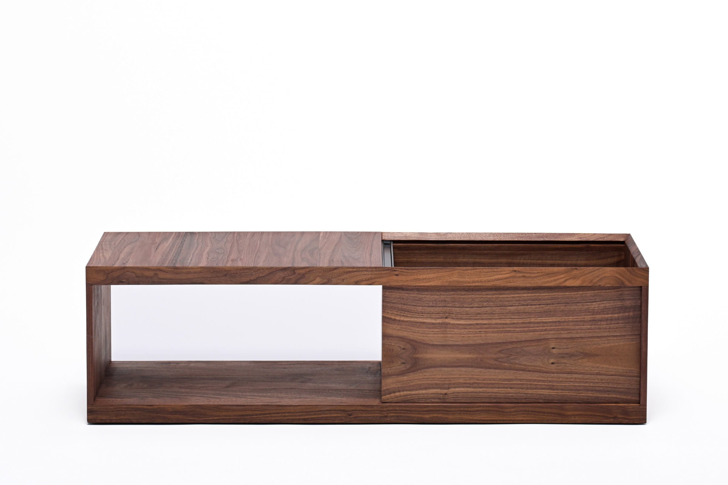 MIOS Designer Couchtisch – Frontansicht aus massivem Nussbaumholz mit offenem Ablagefach