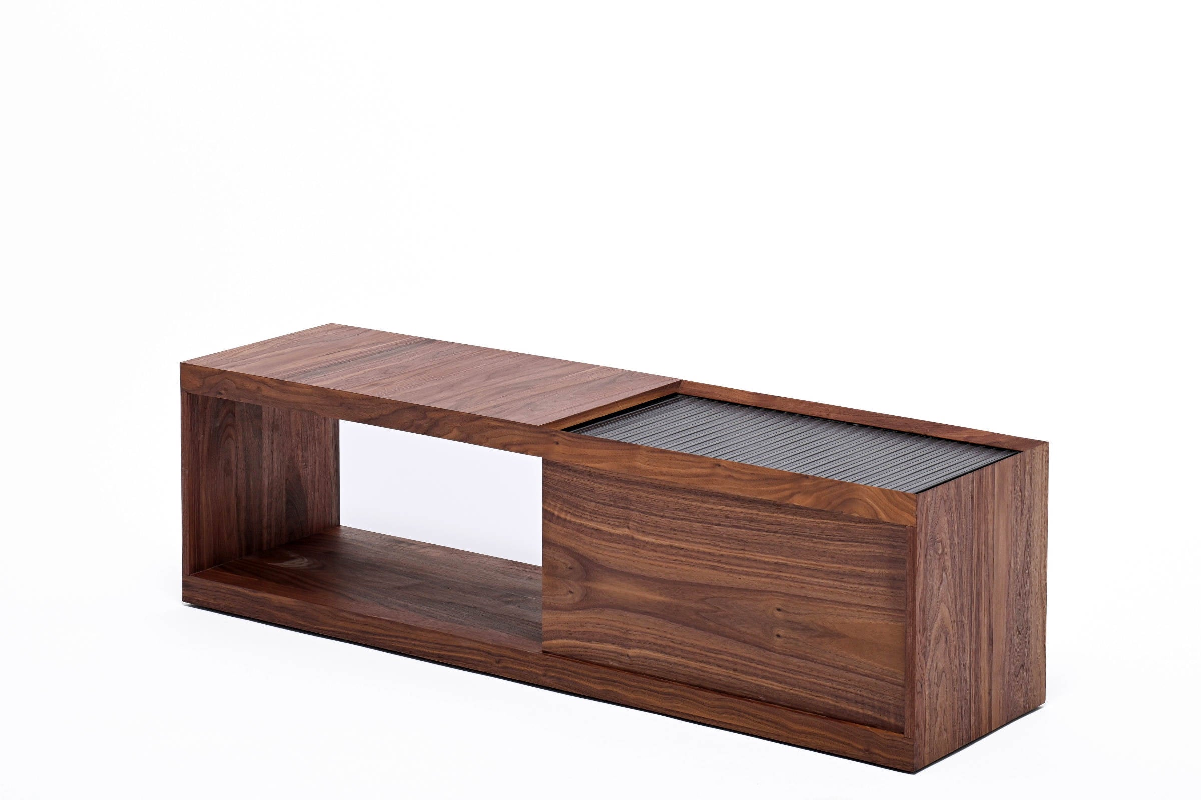 MIOS Designer Couchtisch – Schrägansicht aus Nussbaum Massivholz