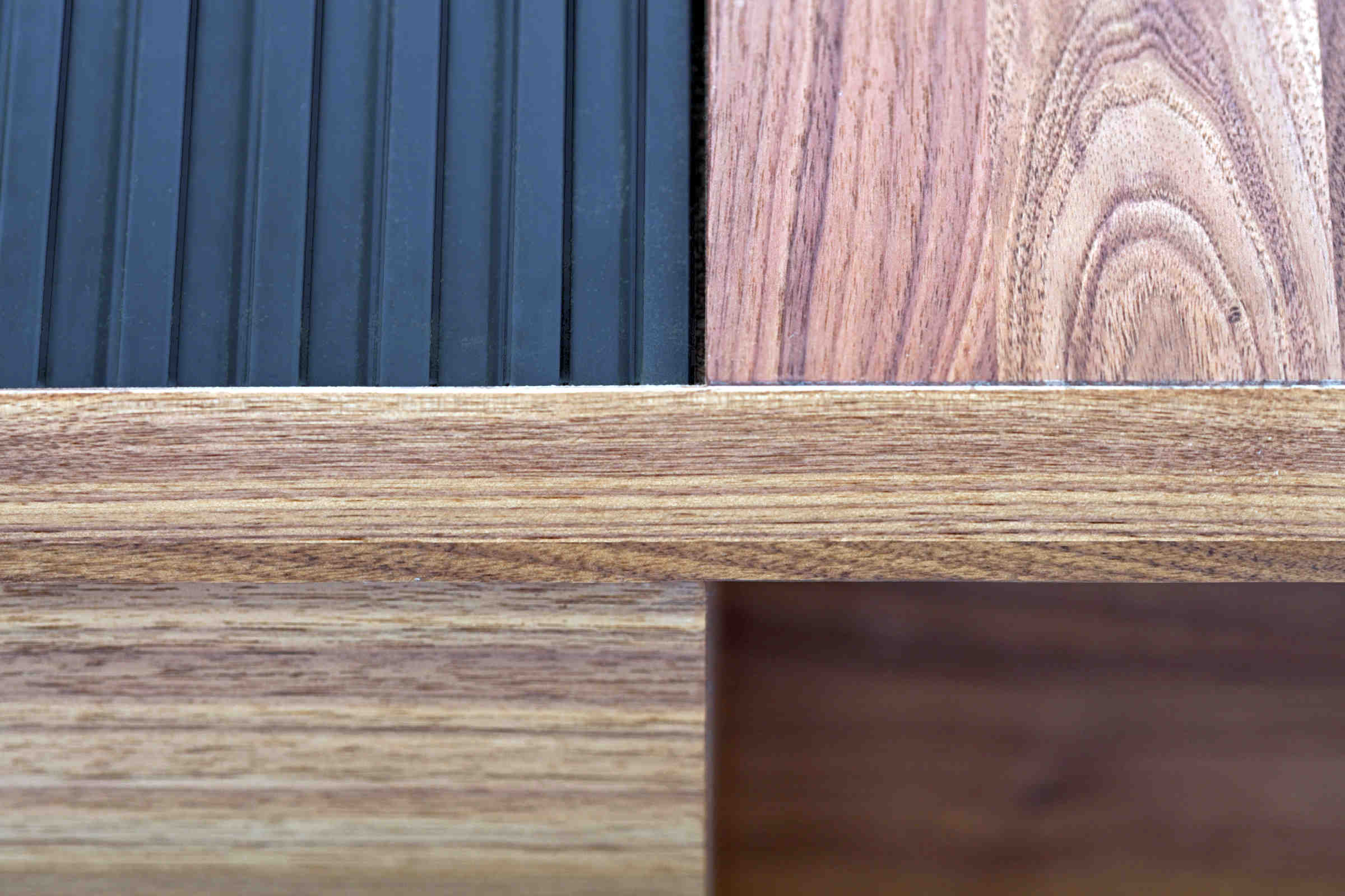 Detailansicht Holz und Strukturabdeckung des Couchtisches
