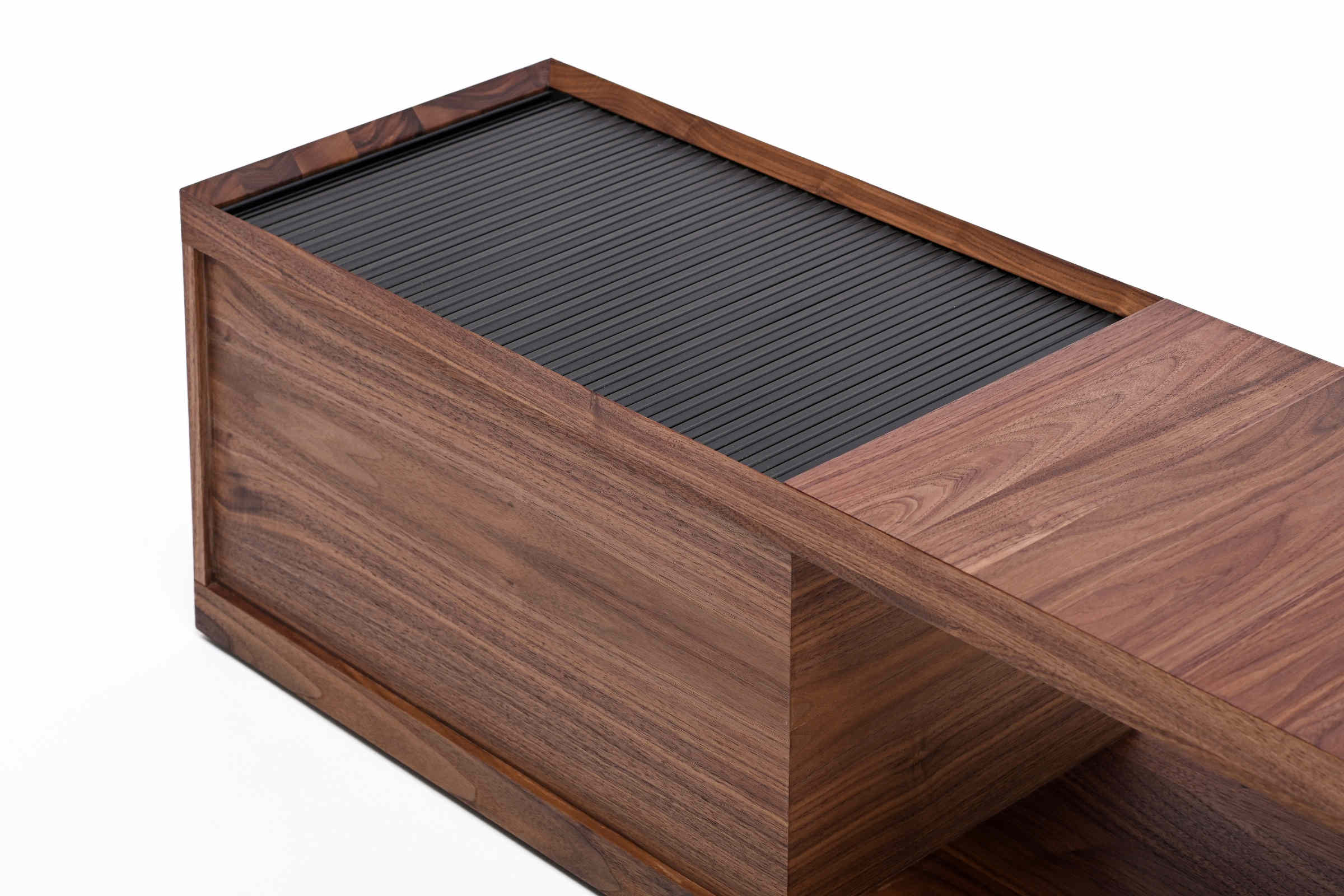 Schräger Blick auf Design und Holzstruktur des Couchtisches