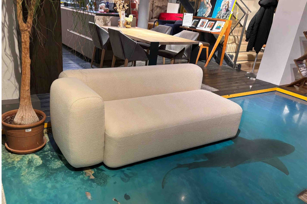 MONOLITE Designer 2-Sitzer-Sofa in einem Showroom