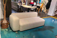 MONOLITE Designer 2-Sitzer-Sofa in einem Showroom