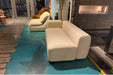 MONOLITE Designer-Zweisitzer-Sofa in einem Showroom - Seitenansicht