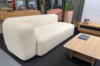 Nahaufnahme eines Zweisitzer-Sofas im Showroom
