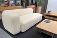 Nahaufnahme eines Zweisitzer-Sofas im Showroom