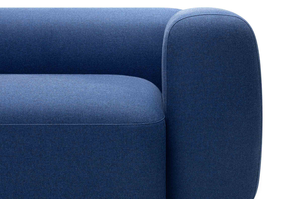 Detailansicht mit blauer Sitzfläche und gerundeter Armlehne
