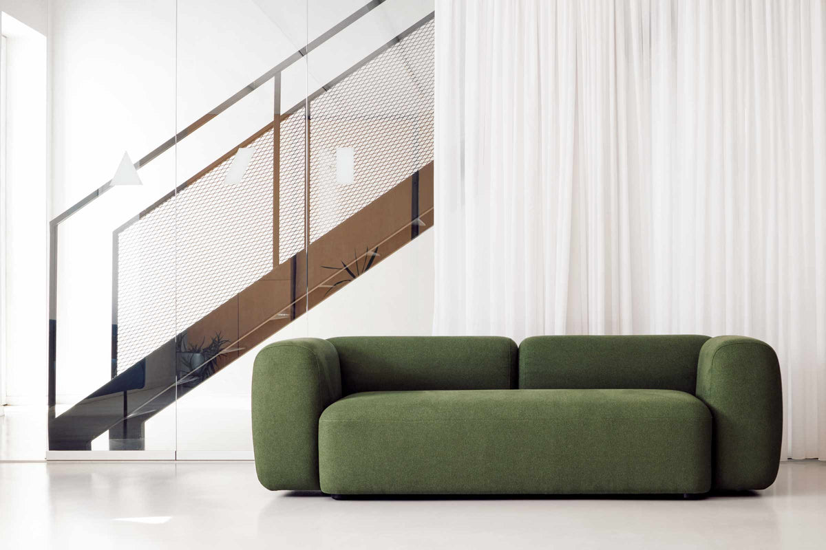 DOLMEN Designer Modular Sofa von Volumen in Grün mit abgerundeten Armlehnen im modernen Wohnraum