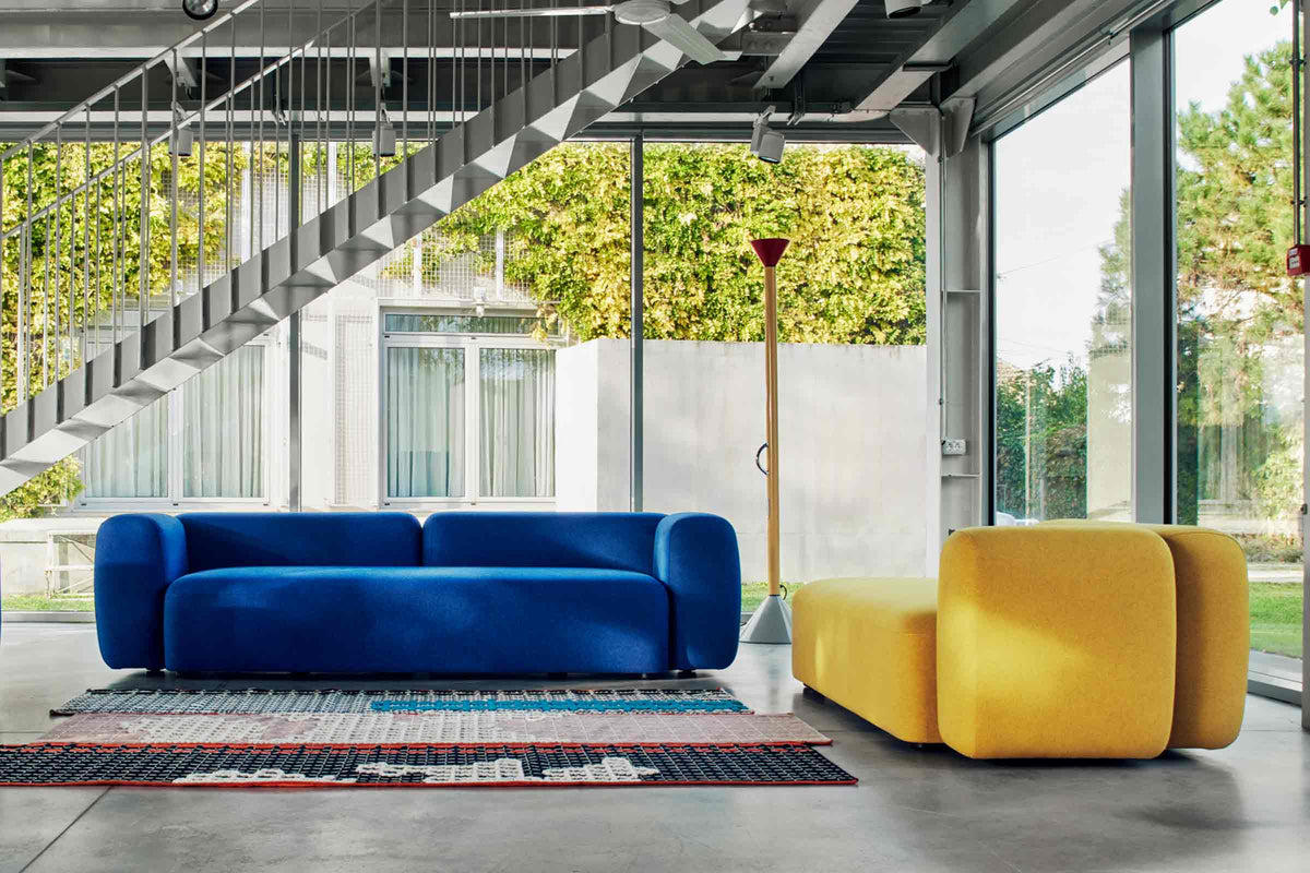 Modular Sofa von Volumen in Blau mit gelbem Sitzelement im modernen Loft